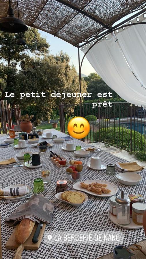 La Bergerie De Nano Bed & Breakfast Бом-дьо-Вениз Екстериор снимка